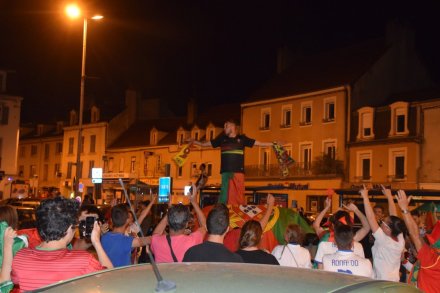 le-creusot-la-liesse-la-joie-et-le-bonheur-immense-des-supporters-creusotins-du-portugal-apres-la-qualification-pour-la-finale-de-l-euro-de-football-2-257211