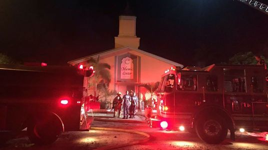 les-pompiers-interviennent-a-la-mosquee-de-fort-pierce-en-floride-frappee-par-un-incendie-volontaire-le-12-septembre-2016_5667759.jpg