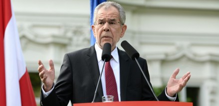 The green candidate for Austrian Presidency Alexander Van der Bellen addresses a Press conference after wining the election in Vienna, Austria on May 23, 2016. The Austrian government confirmed that green-backed candidate Alexander van der Bellen narrowly beat his far-right rival Norbert Hofer to the presidency after postal votes broke a tie in the closely watched race. / AFP PHOTO / APA / ROLAND SCHLAGER / Austria OUT