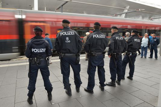 4838307_6_bcda_des-policiers-dans-la-gare-de-salzbourg_9b4939871324133cac08280084eff543