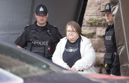 648x415_elizabeth-wettlaufer-sortie-tribunal-woodstock-canada-accuse-avoir-tue-8-personnes-deux-maisons-retraite
