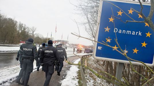 des-policiers-danois-a-la-frontiere-entre-le-danemark-et-l-allemagne-le-9-janvier-2016_5497663.jpg