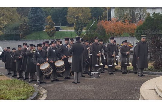 la-formation-musicale-militaire-de-lyon-a-interprete-l-hymne-national-en-hommage-aux-soldats-disparus-photo-victoria-havard-1478900691.jpg