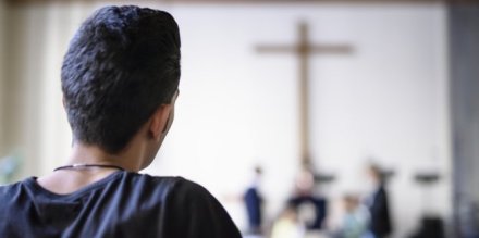 de-plus-en-plus-de-refugies-se-convertissent-au_2209451_667x333