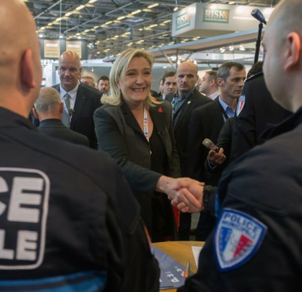 15812868-la-moitie-des-policiers-et-militaires-prets-a-voter-marine-le-pen