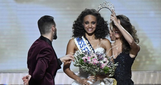 Miss Guyane, Alicia Aylies (L) reacts after wining the Miss France 2017 election, with former Miss France 2016 Iris Mittenaere (R), at the Arena, in Montpellier, southern France - 17/12/2016.//DAMOURETTE_142611/Credit:VINCENT DAMOURETTE/SIPA/1612181436