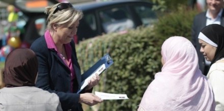 marine-le-pen-traktage-femmes-voilees