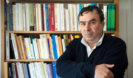 Pour illustrer le papier de Rébecca Frasquet : "Benjamin Stora: "Il faut affronter la guerre d'Algérie" ". Algerian born historian and writer Benjamin Stora poses on May 6, 2010 at his home in Asnieres-sur-Seine, a Paris suburb. Stora is one of 12 intellectuals who published a text on yesterday replying to accusations of colonial history "falsifications" in the Franco-Algerian film "Hors-la-loi", by Rachid Bouchareb to be presented at the Cannes Film Festival this month. AFP PHOTO BERTRAND LANGLOIS